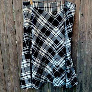 Jones&co ivory/black A-line bias plaid skirt